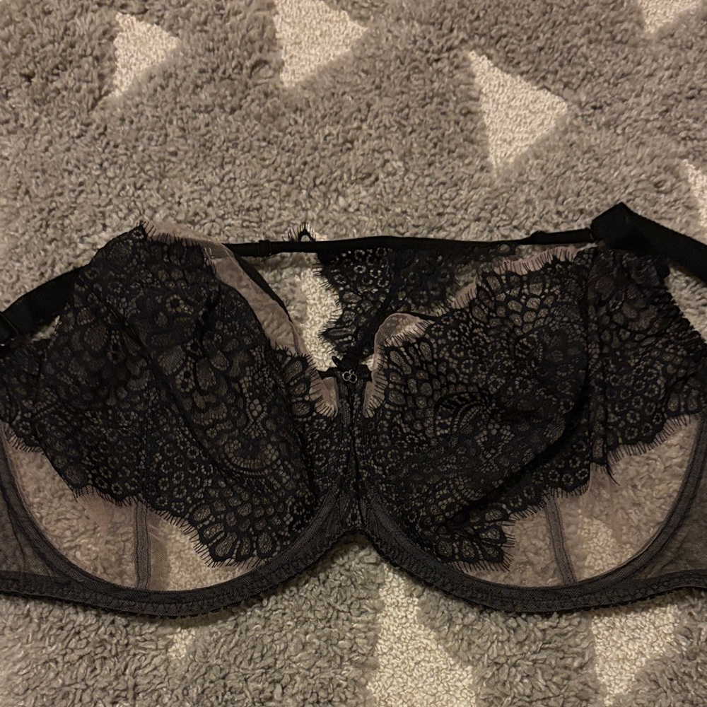 Chic Black Lace Underwire Bra